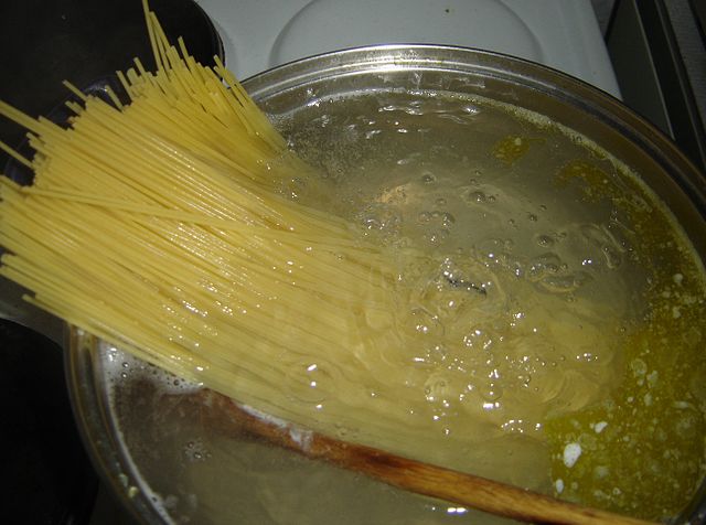 640px-Spaghetti-cooking.jpg